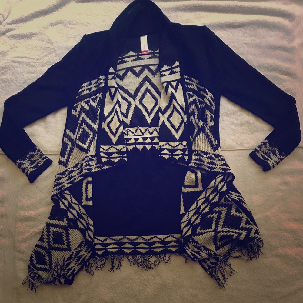Sweater black white fringed pattern